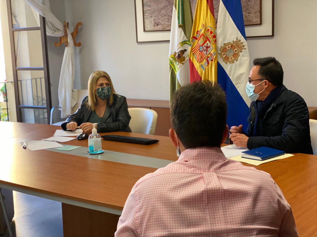 Reunión entre la alcaldesa de Jerez Mamen Sánchez y el presidente de la Unión de Hermandades Dionisio Díaz Reunión entre la alcaldesa de Jerez Mamen Sánchez y el presidente de la Unión de Hermandades Dionisio Díaz
