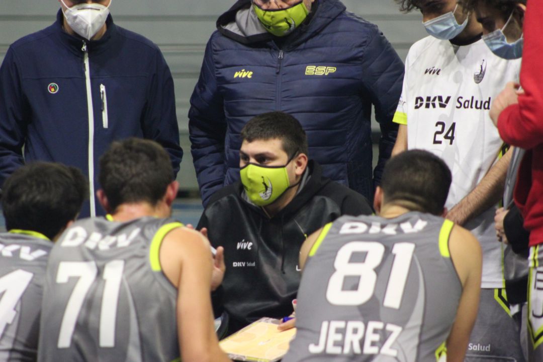 Pablo Benítez dando instrucciones a sus jugadores Pablo Benítez dando instrucciones a sus jugadores