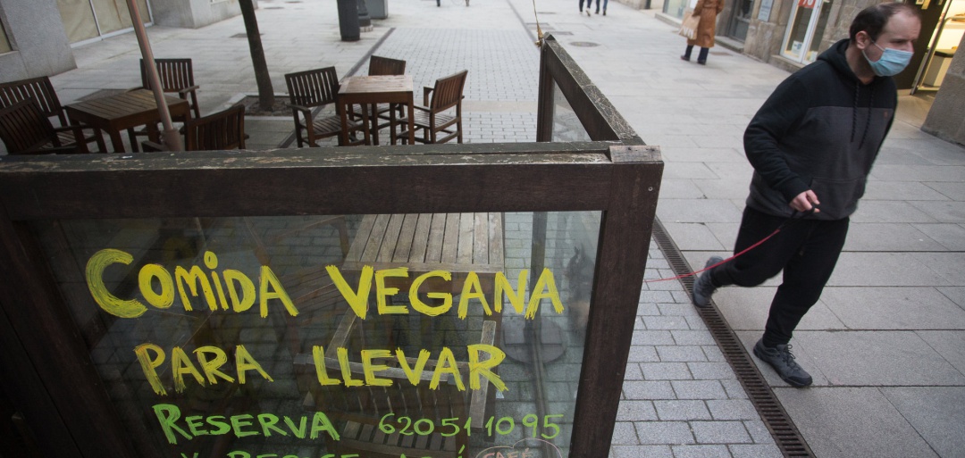 Un hombre pasa por delante de la terraza de un restaurante el 15 de enero de 2021 Un hombre pasa por delante de la terraza de un restaurante el 15 de enero de 2021