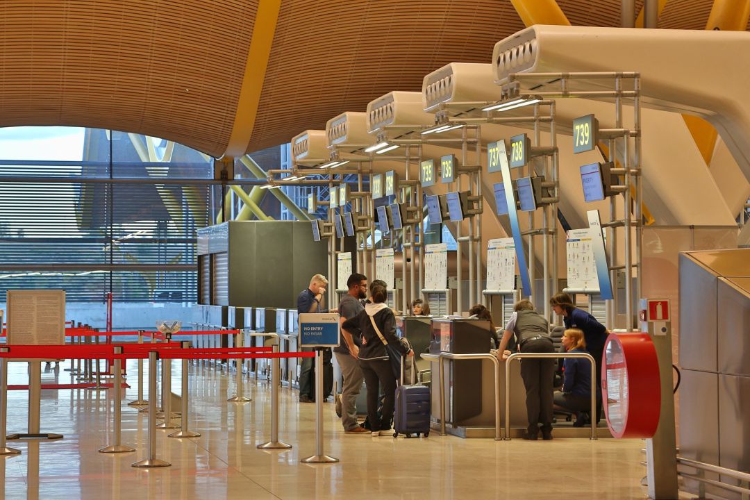 La crisi fa que els aerports com el de Barajas estiguin pràcticament buits. La crisi fa que els aerports com el de Barajas estiguin pràcticament buits.