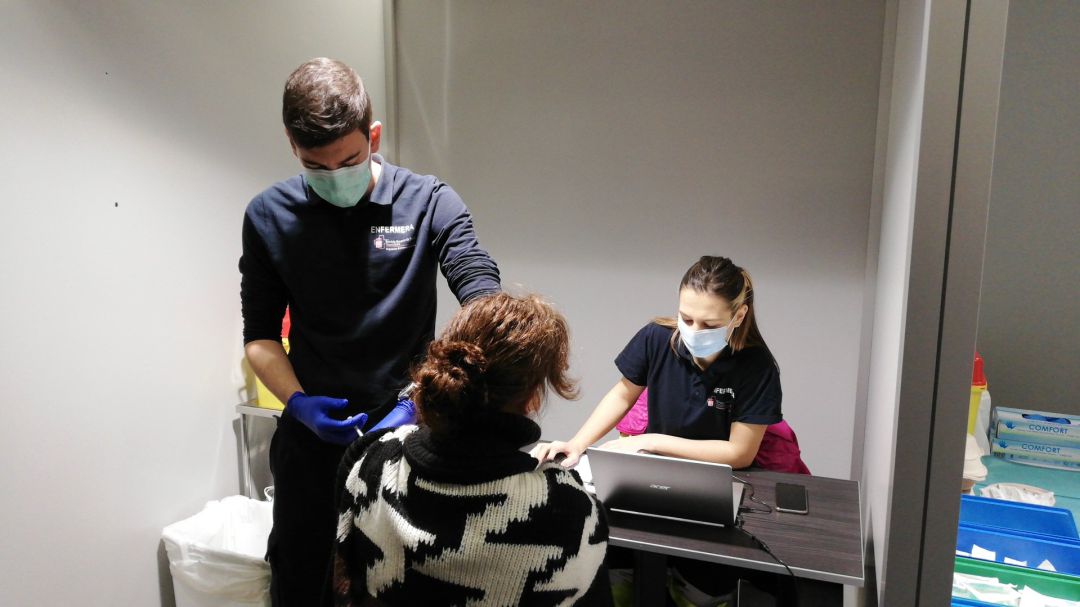 Una profesional sanitaria recibe la vacuna del Covid-19 en las instalaciones de Refena Una profesional sanitaria recibe la vacuna del Covid-19 en las instalaciones de Refena