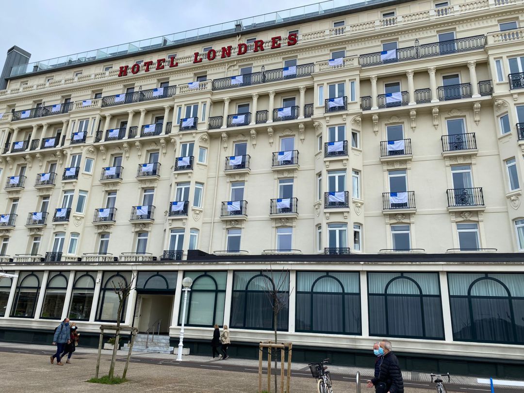 Vista del Hotel Londres este martes engalanado con banderas de San Sebastián con motivo de la celebración este miércoles del día grande de la ciudad. Vista del Hotel Londres este martes engalanado con banderas de San Sebastián con motivo de la celebración este miércoles del día grande de la ciudad.
