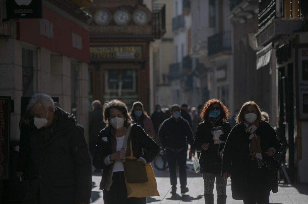 Personas caminando por una calle céntrica durante el primer día de cierre perimetral en la provincia de Sevilla. Personas caminando por una calle céntrica durante el primer día de cierre perimetral en la provincia de Sevilla.