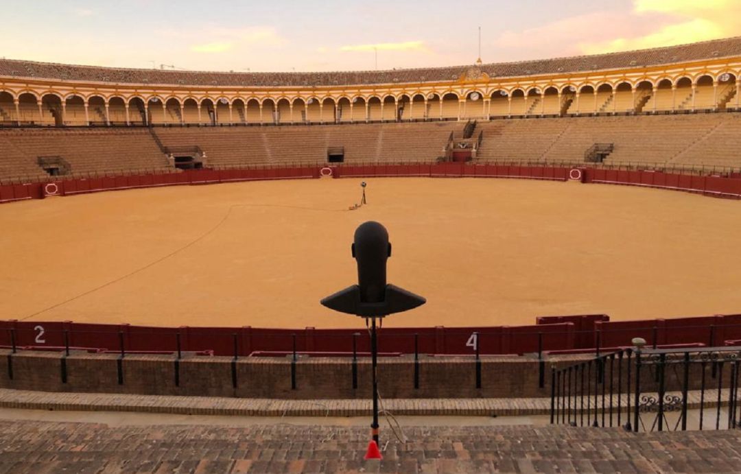 Fuente y torso binaural artificial en la plaza de la Real Maestranza de Caballería de Sevilla Fuente y torso binaural artificial en la plaza de la Real Maestranza de Caballería de Sevilla
