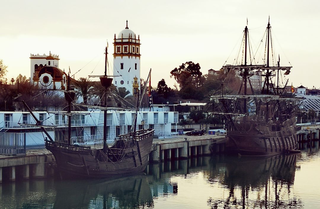 La Nao Victoria y el Galeón Andalucía están atracados desde este martes en el Muelle de las Delicias La Nao Victoria y el Galeón Andalucía están atracados desde este martes en el Muelle de las Delicias