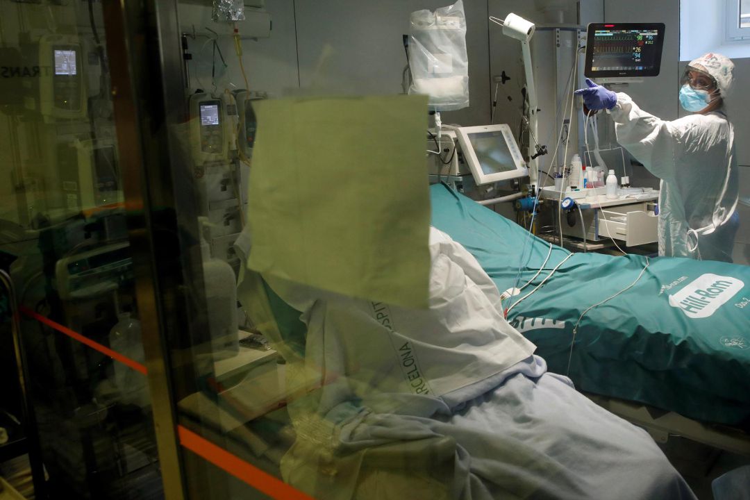 rofesionales sanitarios trabajan en una de las UCI del Hospital Clínic de Barcelona para pacientes covid, este martes, rofesionales sanitarios trabajan en una de las UCI del Hospital Clínic de Barcelona para pacientes covid, este martes,