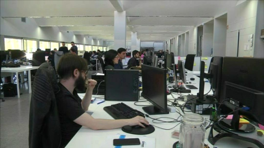Científicos de Gradiant trabajando en su centro Científicos de Gradiant trabajando en su centro