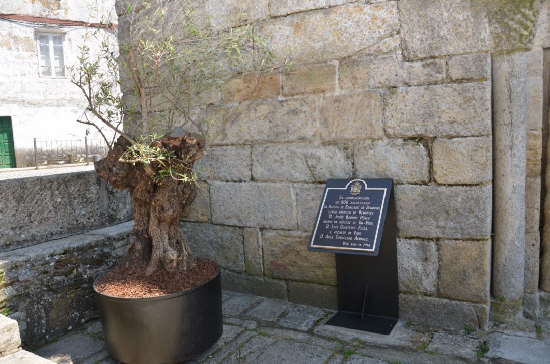 Placa conmemorativa del 800 aniversario de Santiago el Mayor de Bembrive Placa conmemorativa del 800 aniversario de Santiago el Mayor de Bembrive