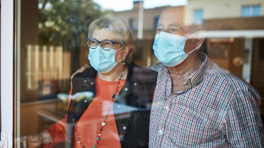 Ancianos con mascarillas Ancianos con mascarillas