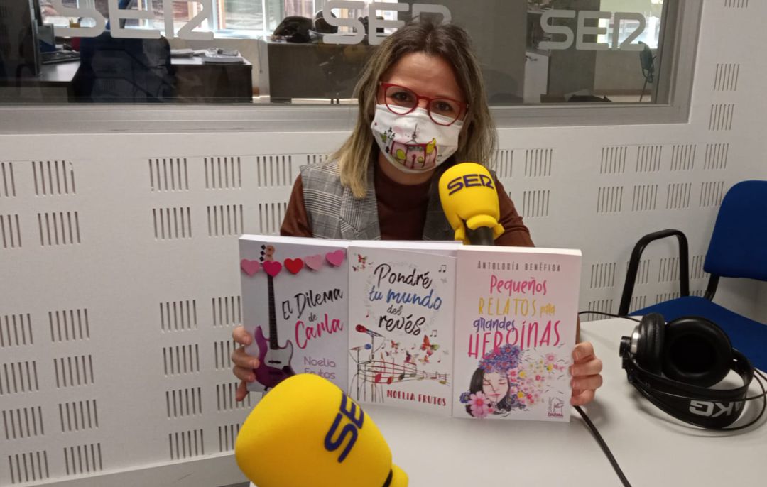 Noelia Frutos, tras el parapeto de sus libros, en cadena SER Noelia Frutos, tras el parapeto de sus libros, en cadena SER