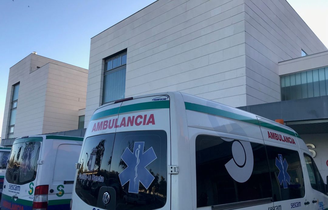 Imagen de archivo de unas ambulancias a las puertas del Hospital de Valdepeñas (Ciudad Real) Imagen de archivo de unas ambulancias a las puertas del Hospital de Valdepeñas (Ciudad Real)