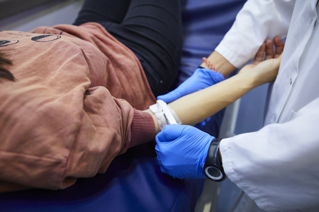 Una donante se prepara para donar sangre. Una donante se prepara para donar sangre.