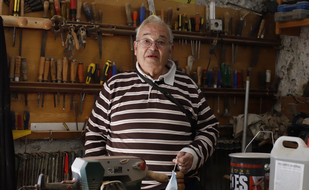 Paco Rubio en su taller de ebanistería de Caracenilla, en Huete (Cuenca). Paco Rubio en su taller de ebanistería de Caracenilla, en Huete (Cuenca).