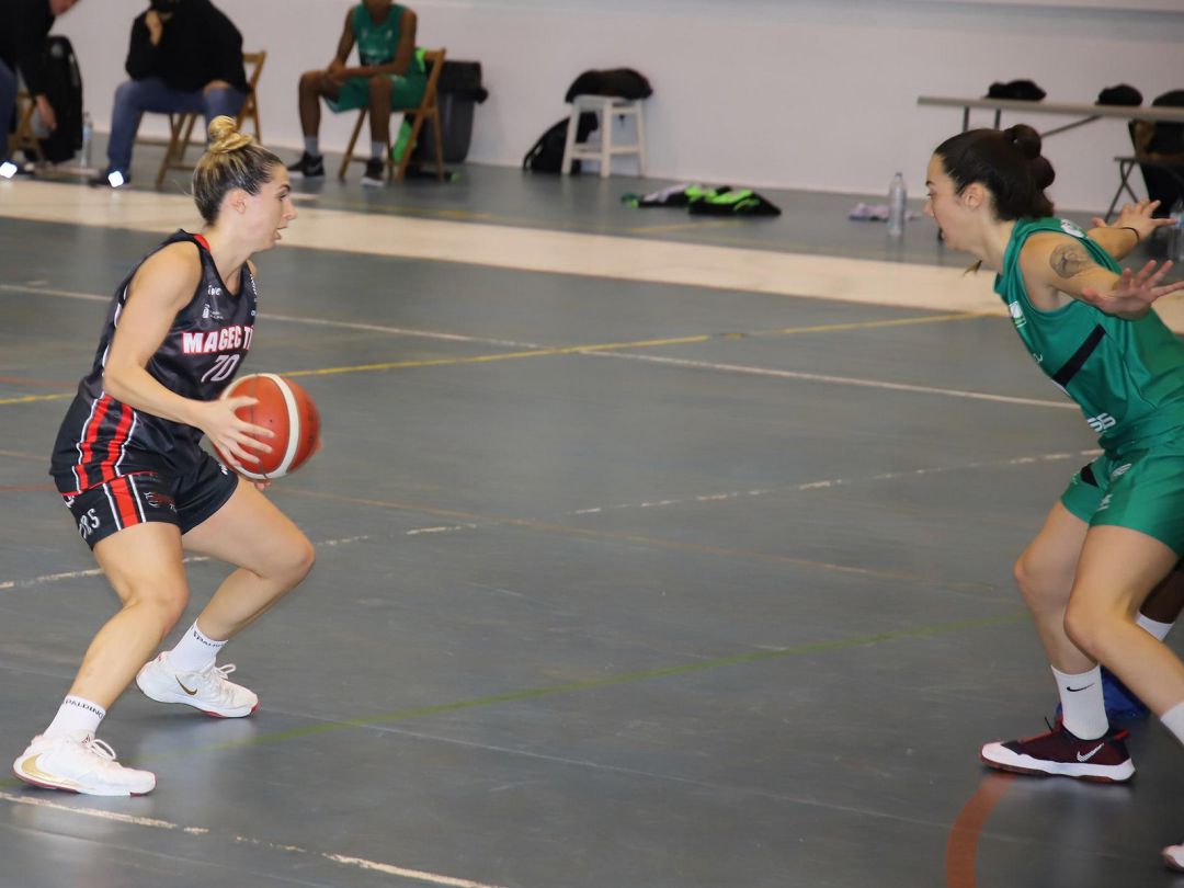 Camille Giardina con el balón. Camille Giardina con el balón.