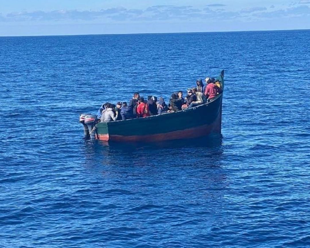 La patera localizada este martes 19 de enero al norte de La Graciosa. La patera localizada este martes 19 de enero al norte de La Graciosa.