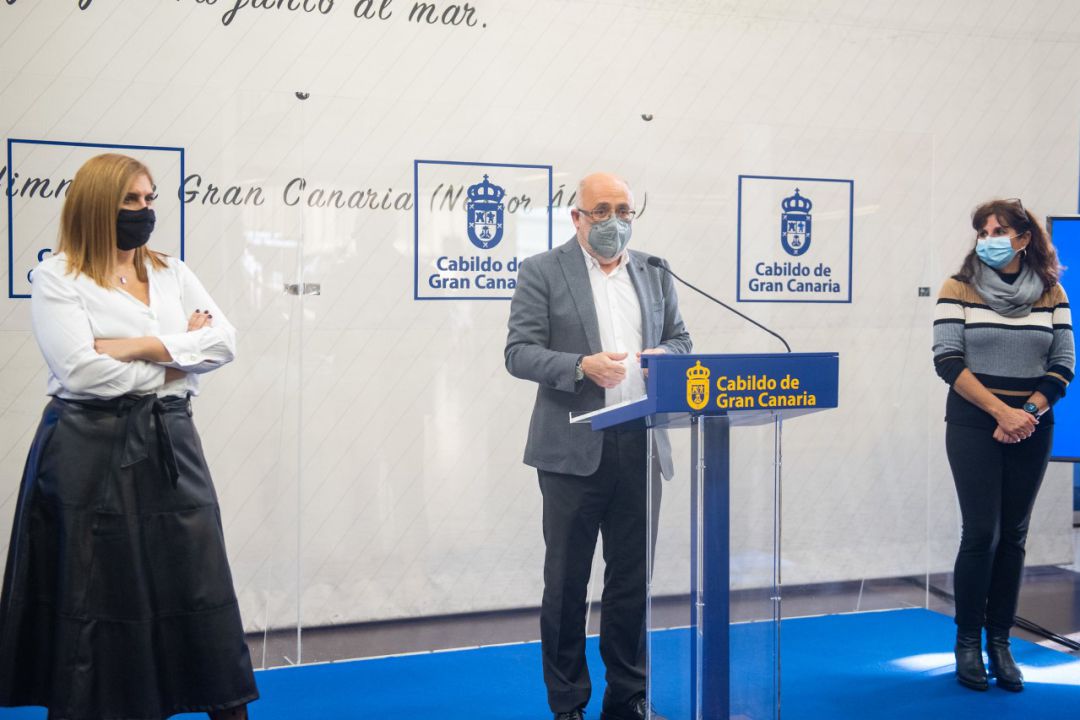 El presidente del Cabildo de Gran Canaria, Antonio Morales; junto a la vicepresidenta, Concepción Monzón; y la consejera de Política Social, Isabel Mena; durante la rueda de prensa. El presidente del Cabildo de Gran Canaria, Antonio Morales; junto a la vicepresidenta, Concepción Monzón; y la consejera de Política Social, Isabel Mena; durante la rueda de prensa.