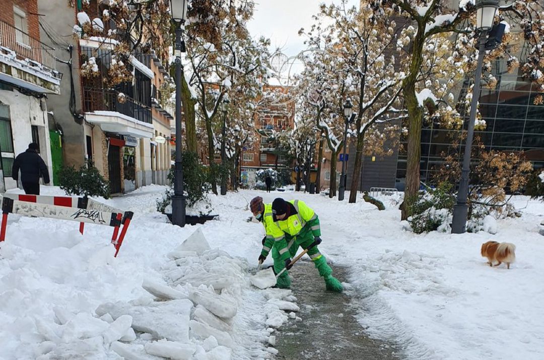 Operarios de Esmasa trabajan para despejar las vías de hielo y nieve Operarios de Esmasa trabajan para despejar las vías de hielo y nieve