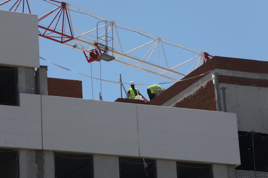 Dos obreros trabajan en la construcción de un edificio en Madrid. Dos obreros trabajan en la construcción de un edificio en Madrid.