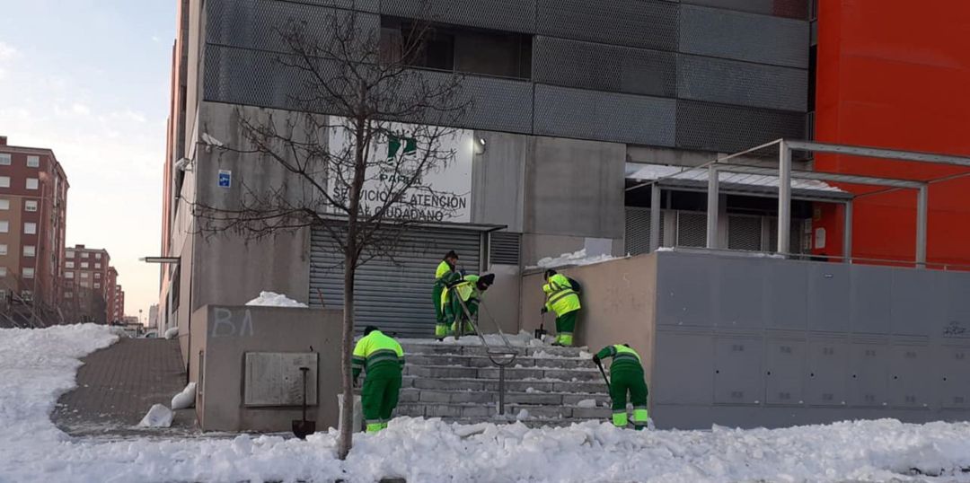Varios operarios municipales limpian el acceso al SAC en el barrio de Parla Este. Varios operarios municipales limpian el acceso al SAC en el barrio de Parla Este.