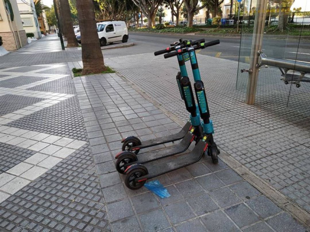 Patinetes en una imagen de archivo Patinetes en una imagen de archivo