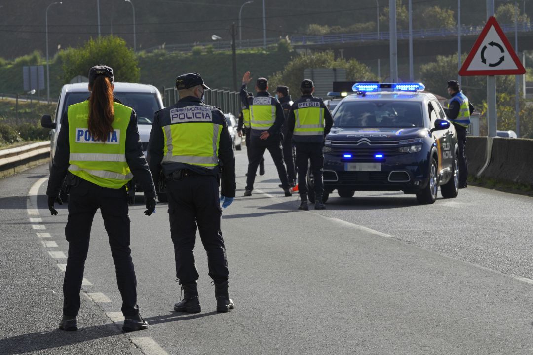 Varios agentes de Policía Nacional durante un control de movilidad Varios agentes de Policía Nacional durante un control de movilidad