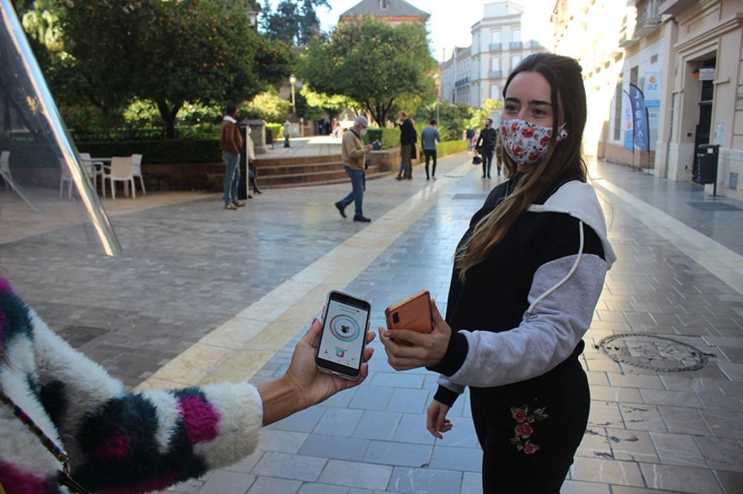 Dos jóvenes saludándose con la nueva aplicación Dos jóvenes saludándose con la nueva aplicación