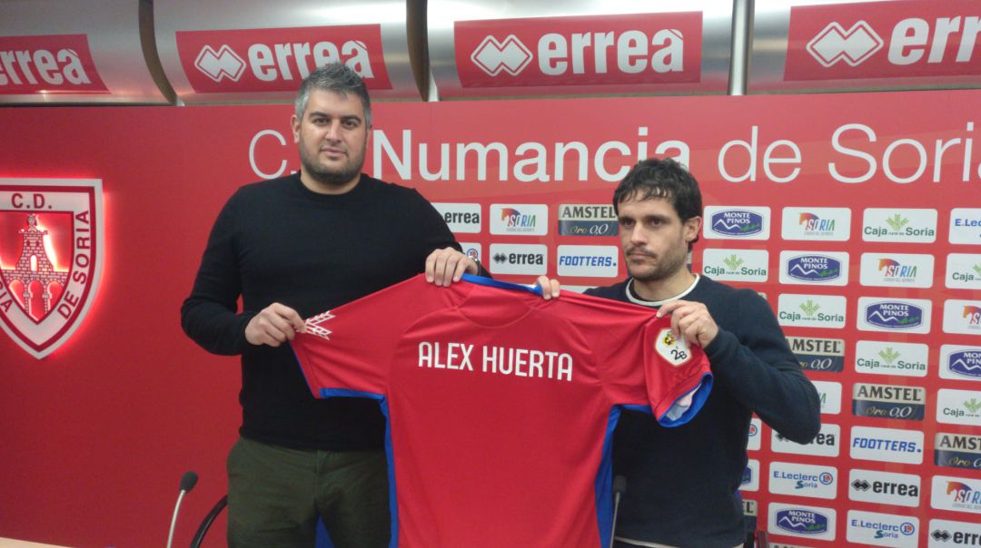 Álex Huerta, junto a Fernando Alonso, en la sala de prensa de Los Pajaritos. Álex Huerta, junto a Fernando Alonso, en la sala de prensa de Los Pajaritos.