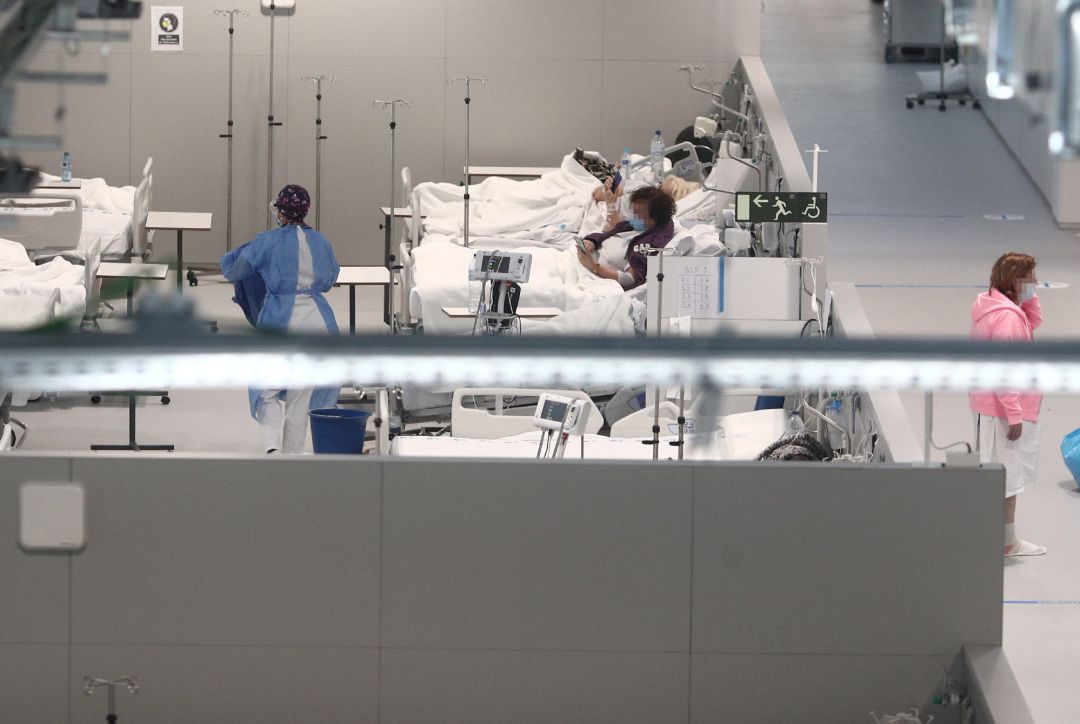 Varios pacientes en el interior de las instalaciones del Hospital Enfermera Isabel Zendal, en Madrid Varios pacientes en el interior de las instalaciones del Hospital Enfermera Isabel Zendal, en Madrid