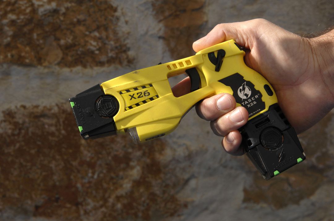 Una pistola táser. Una pistola táser.