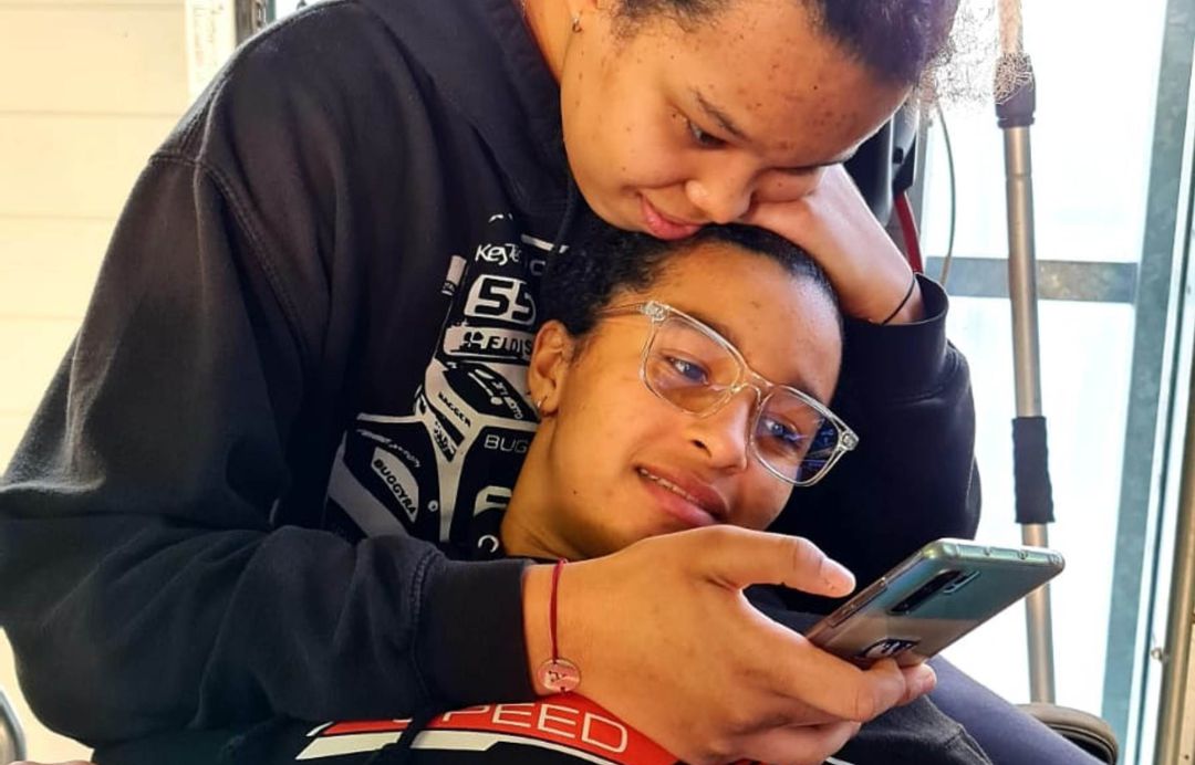 Las hermanas Aliyyah y Yasmeen Koloc, en una foto publicada en su perfil de Twitter. Las hermanas Aliyyah y Yasmeen Koloc, en una foto publicada en su perfil de Twitter.