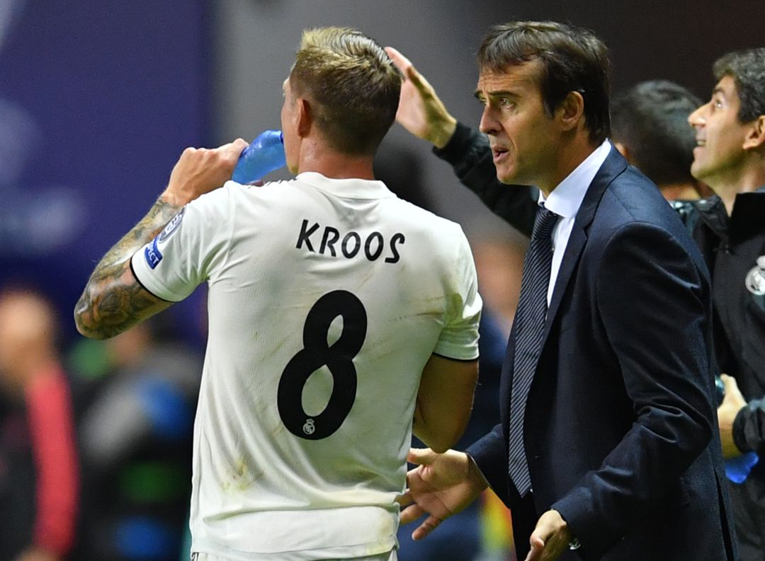 Kroos y Lopetegui hablan durante un partido Kroos y Lopetegui hablan durante un partido