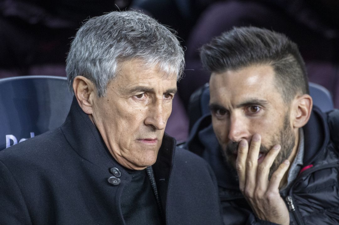 Quique Setién y Eder Sarabia, en el banquillo del Barça. Quique Setién y Eder Sarabia, en el banquillo del Barça.