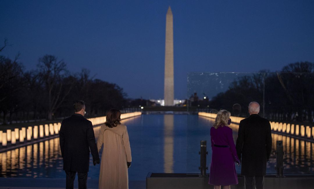 El presidente estadounidense y la primera dama, junto a la vicepresidenta y su marido, durante una ceremonia en memoria de las víctimas de la COVID-19 el 19 de enero El presidente estadounidense y la primera dama, junto a la vicepresidenta y su marido, durante una ceremonia en memoria de las víctimas de la COVID-19 el 19 de enero
