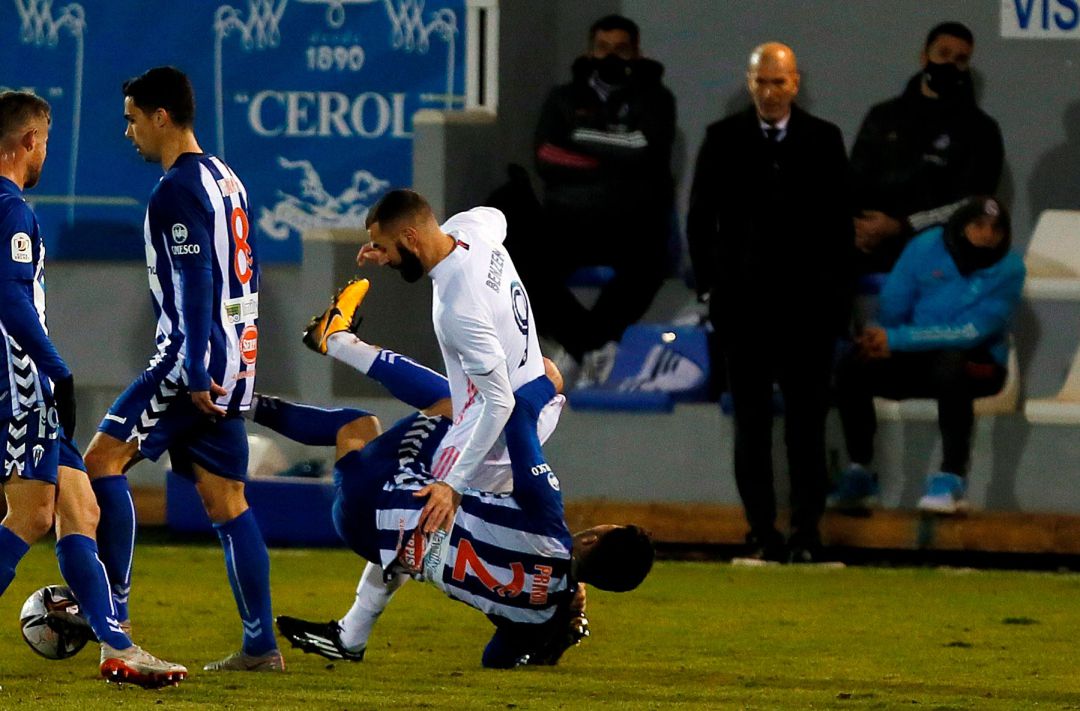 Primi y Benzema luchan por un balón con Zidane al fondo Primi y Benzema luchan por un balón con Zidane al fondo