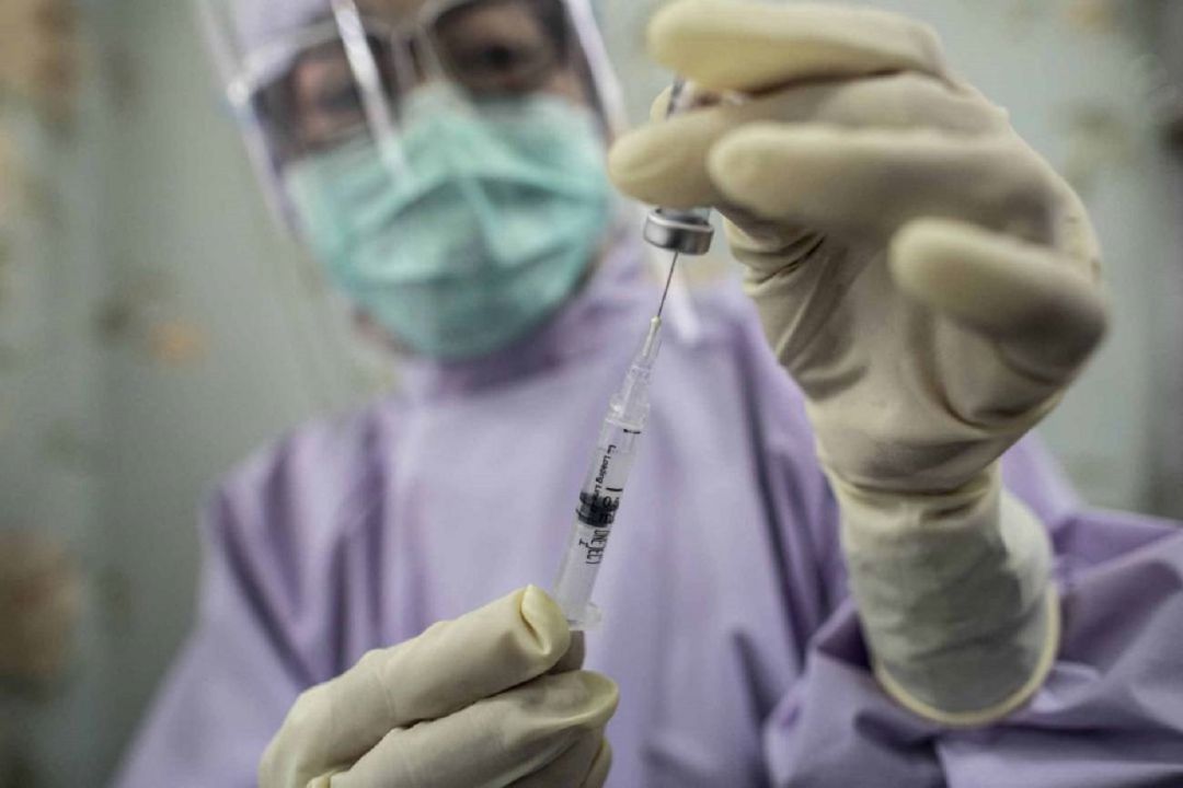 Una sanitaria suministra una vacuna. Una sanitaria suministra una vacuna.