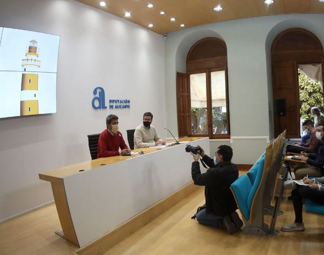 El presidente de la Diputación, Carlos Mazón (i) y el diputado y portavoz de Ciudadanos, Javier Gutiérrez (d), en una rueda de prensa. El presidente de la Diputación, Carlos Mazón (i) y el diputado y portavoz de Ciudadanos, Javier Gutiérrez (d), en una rueda de prensa.