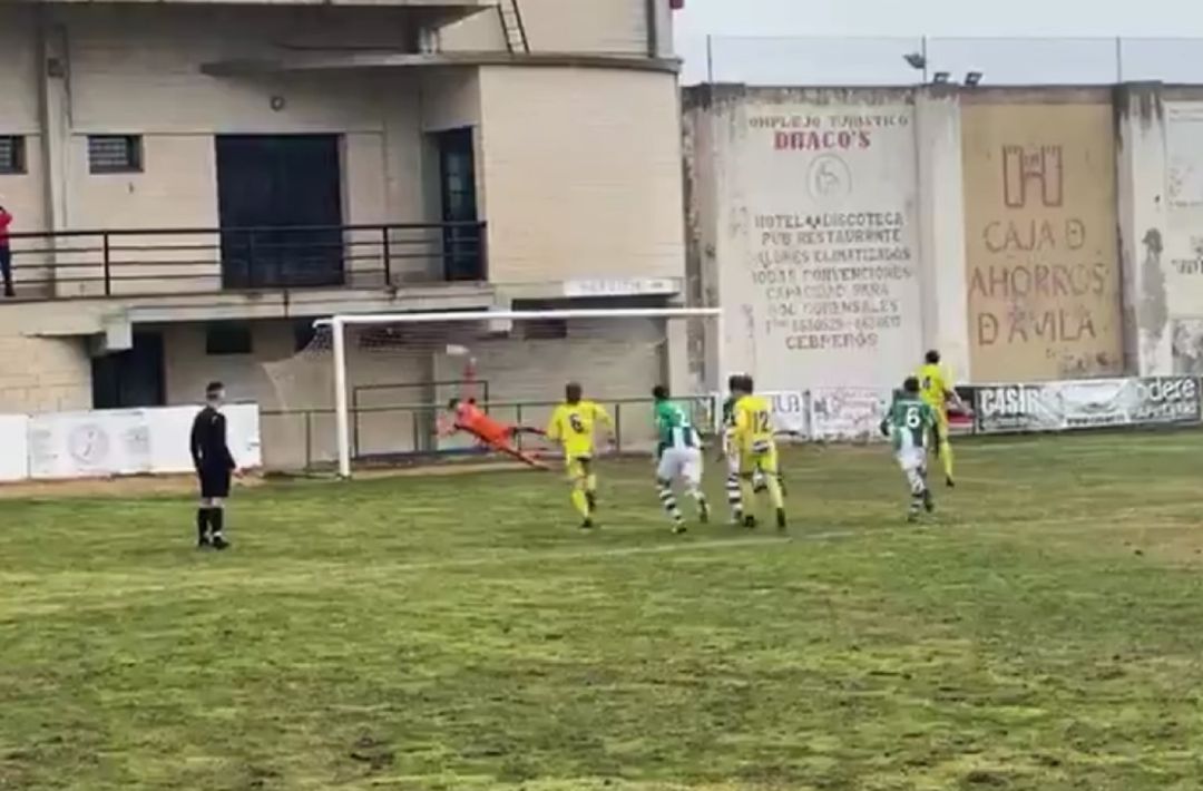 El pichichi de la Arandina, Pesca (6), abrió el marcador, de penalti, ante la Cebrereña en El Mancho. El pichichi de la Arandina, Pesca (6), abrió el marcador, de penalti, ante la Cebrereña en El Mancho.