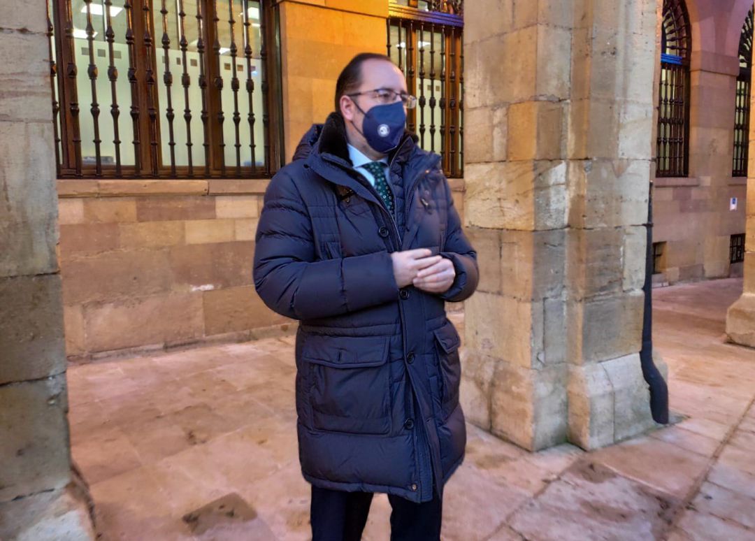 El segundo Teniente de Alcalde y Concejal de Interior de Oviedo, Mario Arias, en la Plaza del Ayuntamiento El segundo Teniente de Alcalde y Concejal de Interior de Oviedo, Mario Arias, en la Plaza del Ayuntamiento