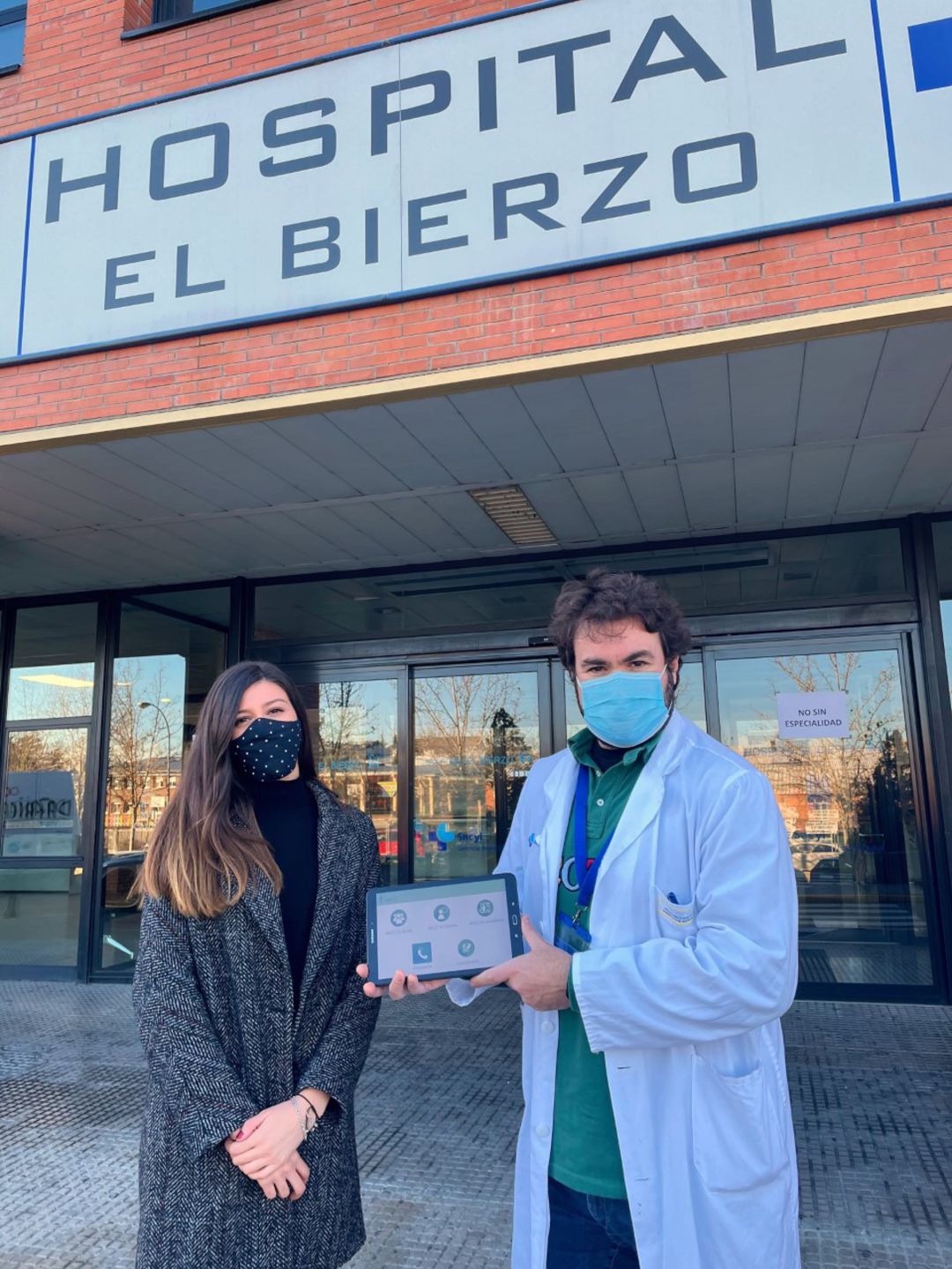 El Jefe Médico del Hospital del Bierzo recoge la tablet El Jefe Médico del Hospital del Bierzo recoge la tablet