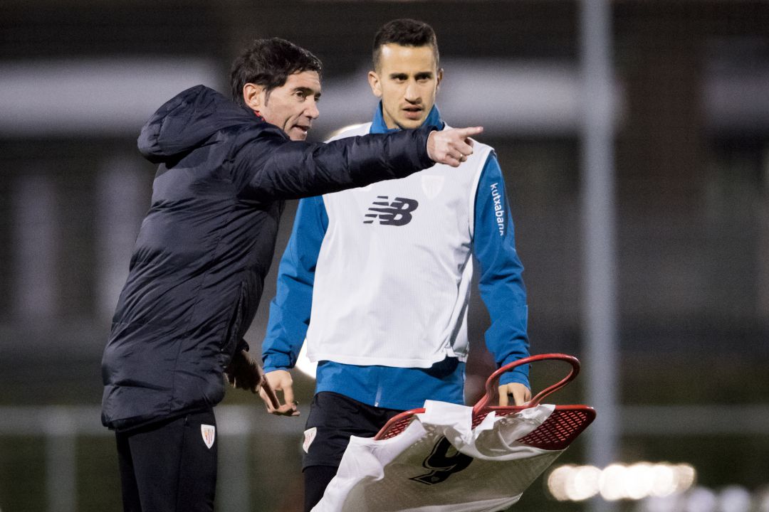 Marcelino da indicaciones a Berenguer durante un entrenamiento en Lezama Marcelino da indicaciones a Berenguer durante un entrenamiento en Lezama