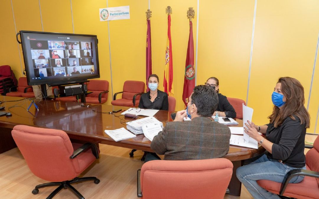 Reunión entre sindicatos y Ayuntamiento para acordar la distribución de los servicios extraordinarios. Reunión entre sindicatos y Ayuntamiento para acordar la distribución de los servicios extraordinarios.