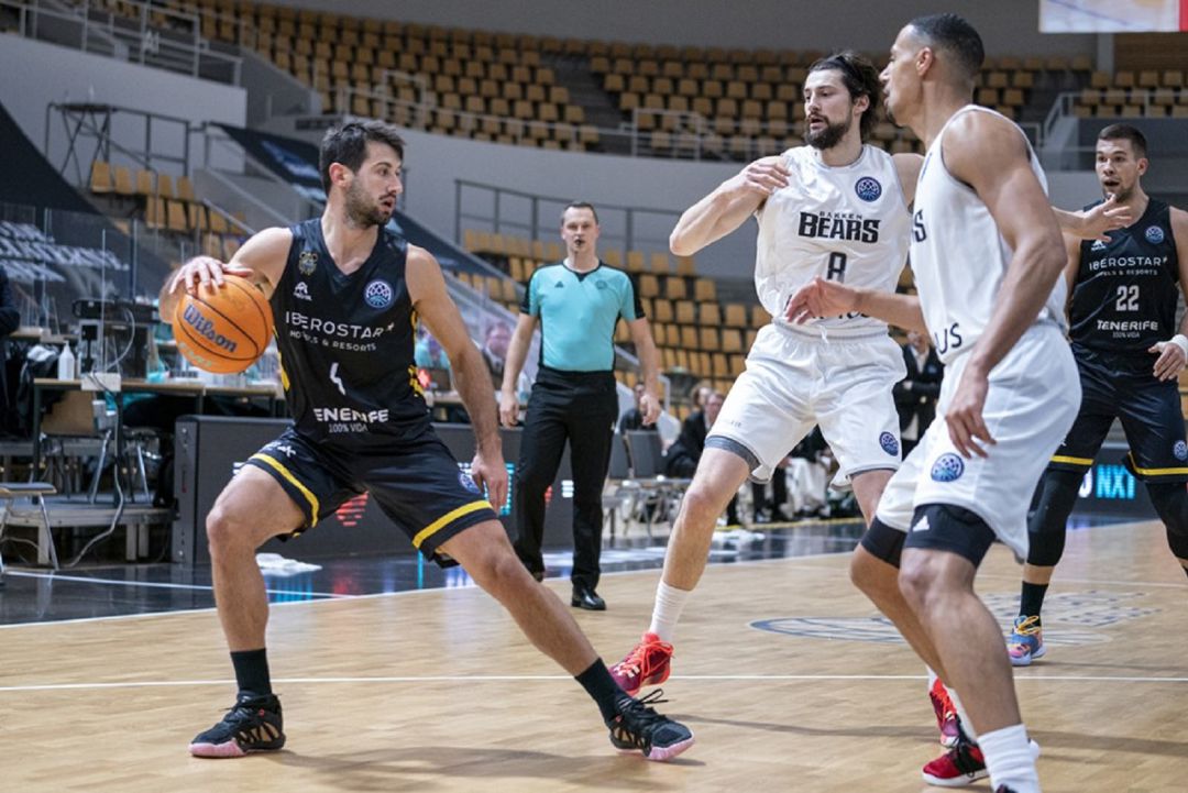 Fitipaldo es defendido por dos jugadores del conjunto danés Fitipaldo es defendido por dos jugadores del conjunto danés