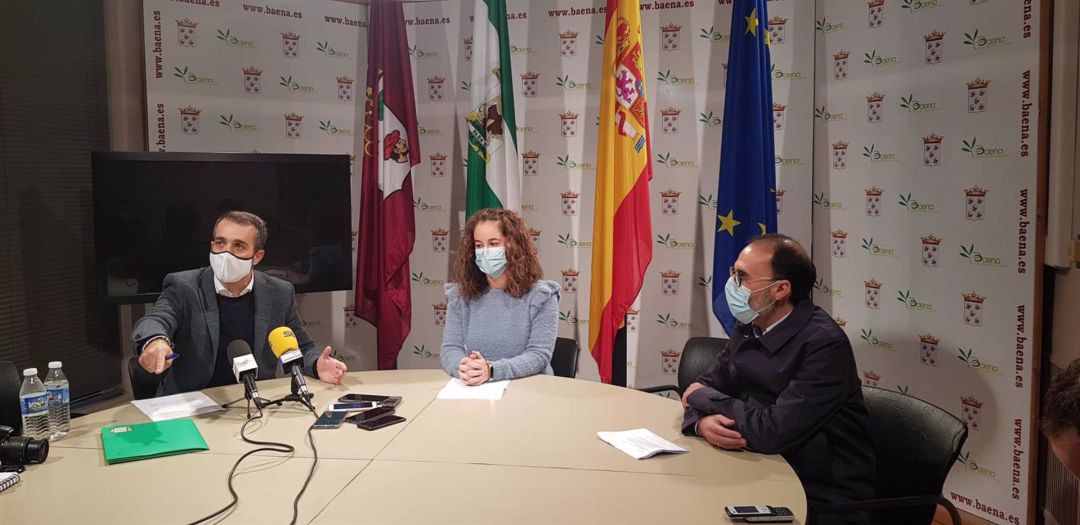 Alfonso Rojano (dcha.), respaldado por ediles del PSOE e IU en una rueda de prensa celebrada el mismo día del Pleno que acordó declararle edil no adscrito Alfonso Rojano (dcha.), respaldado por ediles del PSOE e IU en una rueda de prensa celebrada el mismo día del Pleno que acordó declararle edil no adscrito