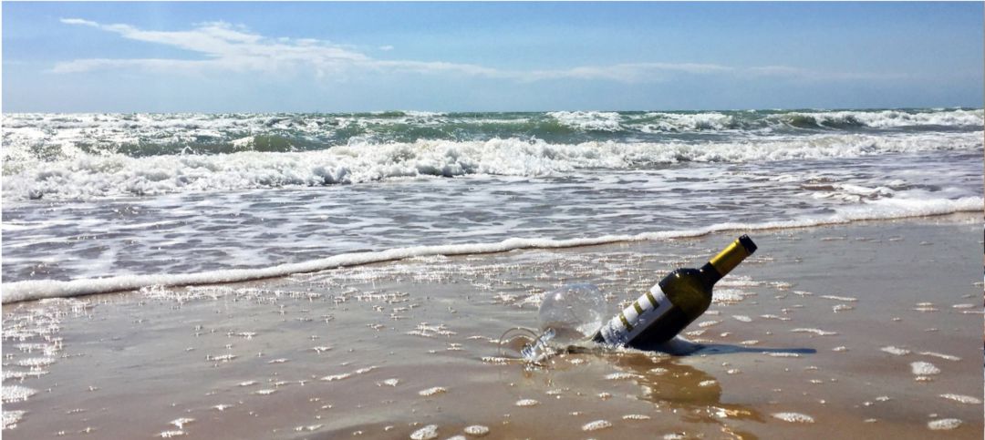 Botella en el agua Botella en el agua