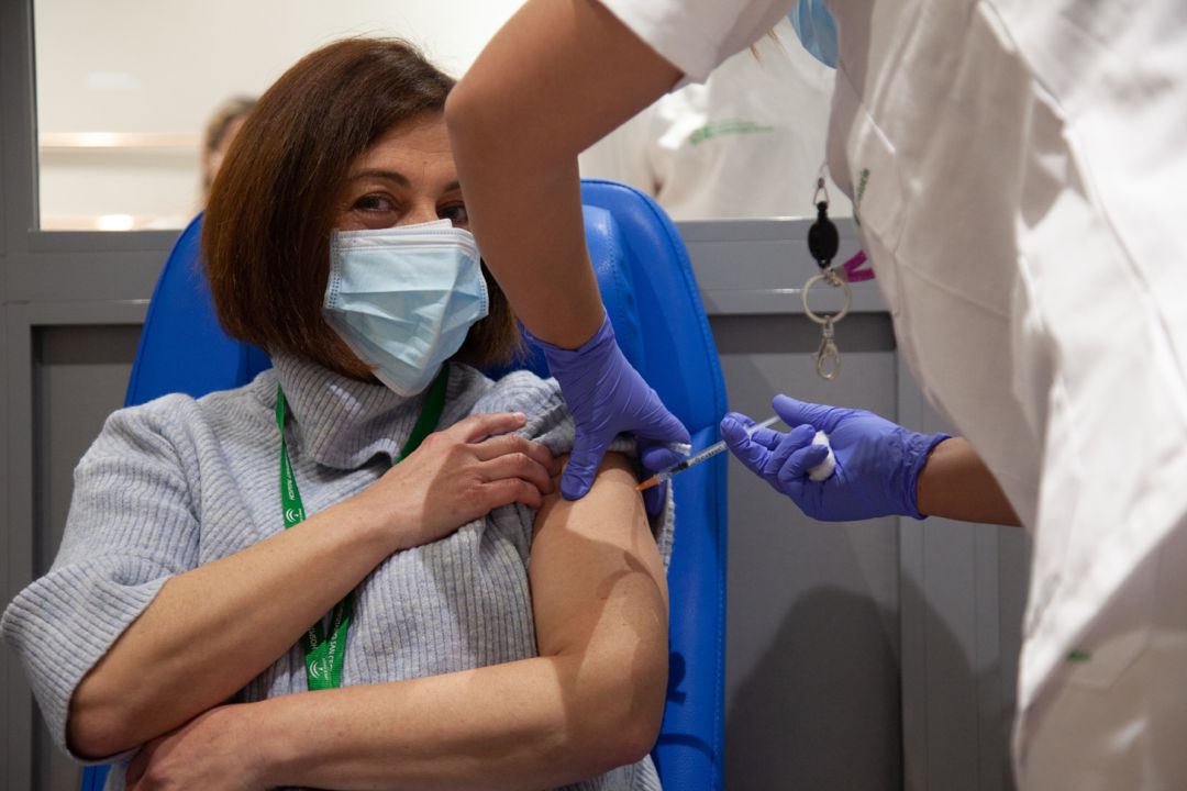 Una trabajadora del hospital San Cecilio de Granada es vacunada contra la covid con la segunda dosis Una trabajadora del hospital San Cecilio de Granada es vacunada contra la covid con la segunda dosis