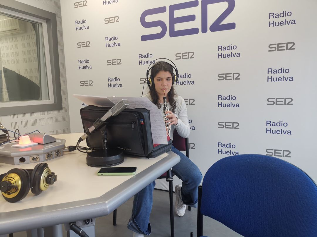 La joven oboísta onubense Lourdes Ledo Llanes (Tharsis) en directo en el espacio dedicado a la música clásica de "Hoy por Hoy Huelva" La joven oboísta onubense Lourdes Ledo Llanes (Tharsis) en directo en el espacio dedicado a la música clásica de "Hoy por Hoy Huelva"