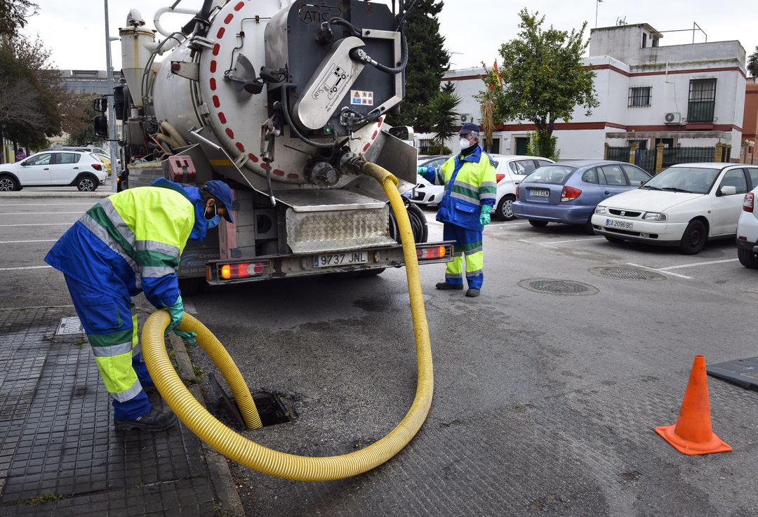 Operarios de Aquajerez realizando la limpieza de los imbornales Operarios de Aquajerez realizando la limpieza de los imbornales