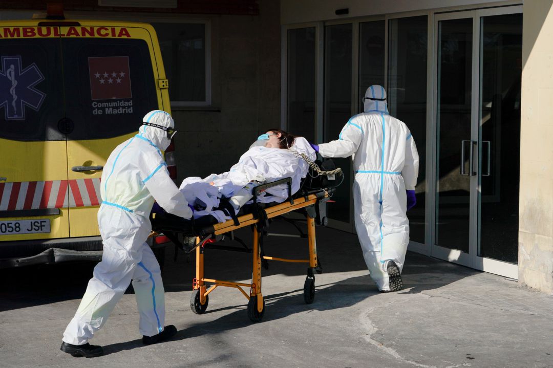 Trabajadores sanitarios trasladan a una paciente con coronavirus en Madrid. Trabajadores sanitarios trasladan a una paciente con coronavirus en Madrid.