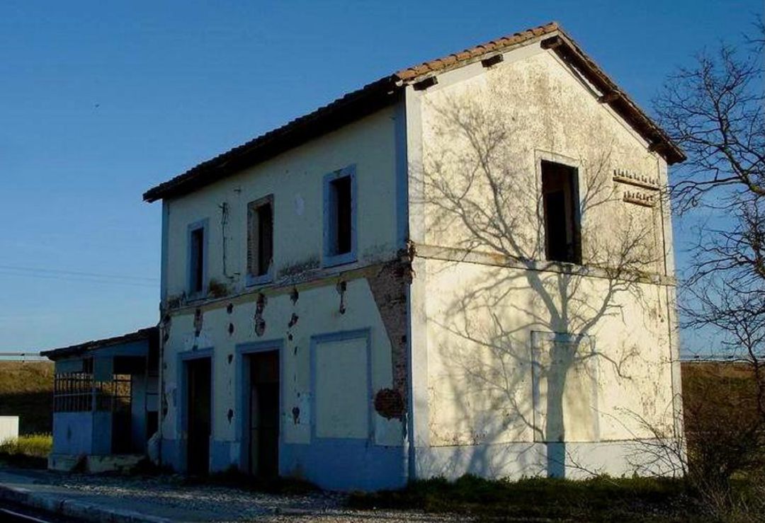 Un ejemplo de despoblación es el estado de la estación de Pollos antes de ser derruida Un ejemplo de despoblación es el estado de la estación de Pollos antes de ser derruida