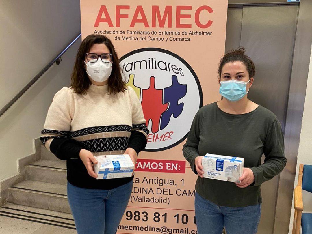 La edil de Servicios Sociales, Nadia González, entrega mascarillas a AFAMEC La edil de Servicios Sociales, Nadia González, entrega mascarillas a AFAMEC